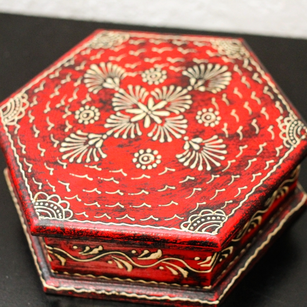 ANTIQUE FLORAL RED HEXAGON